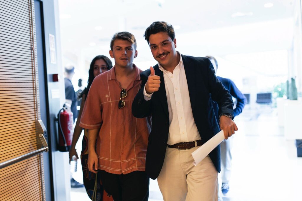 Tomás Costa E Um Jovem | Ps Oeiras Tomás Costa E Um Jovem